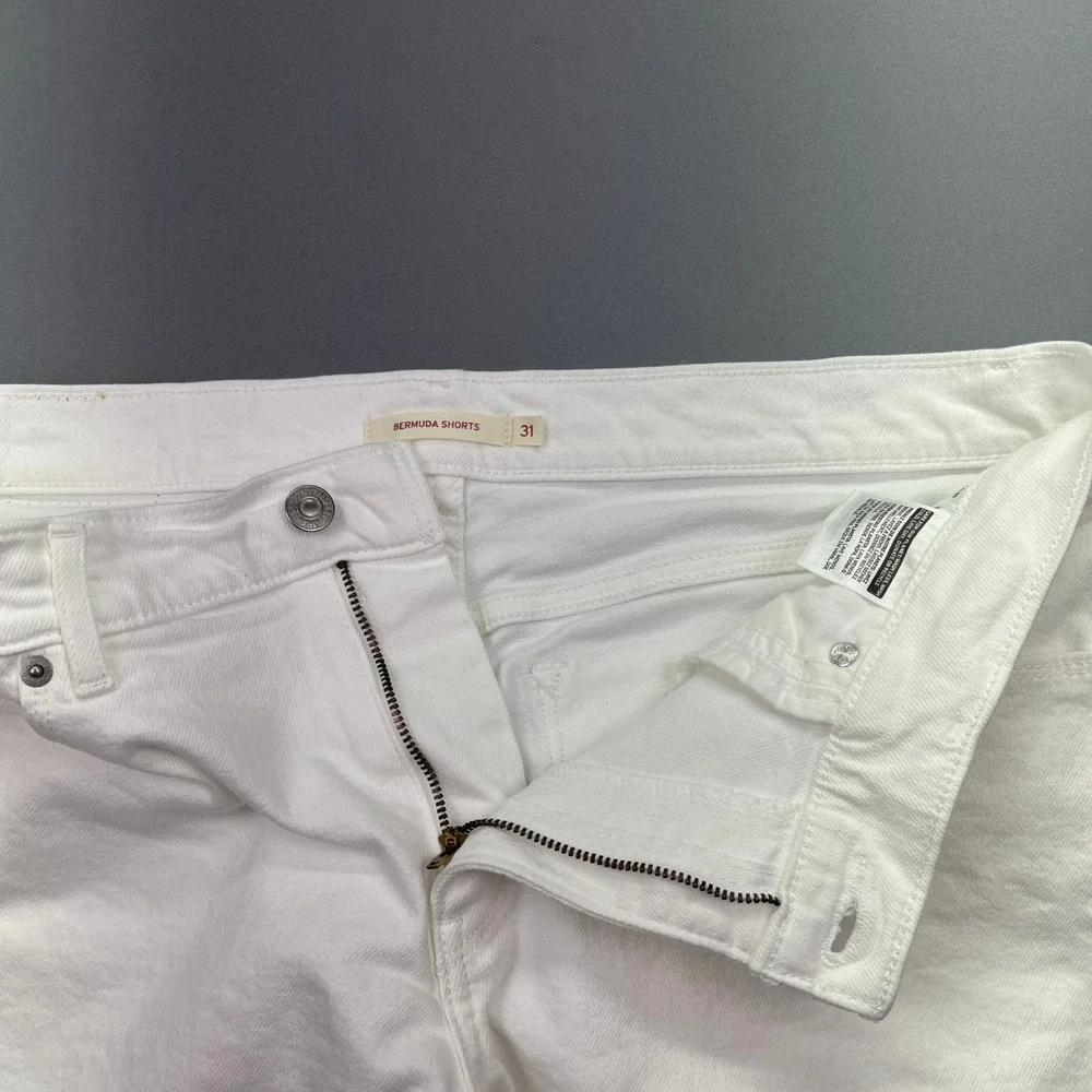 Levi's Bermuda Shorts White Denim Casual Everyday Sz 31 Fits 33.5